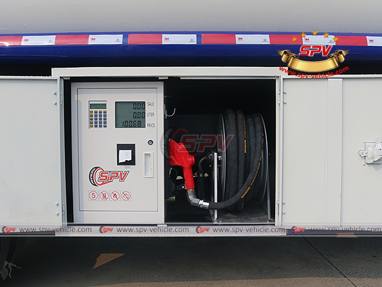 8,000 Litres Fuel Truck Sinotruk - Dispenser